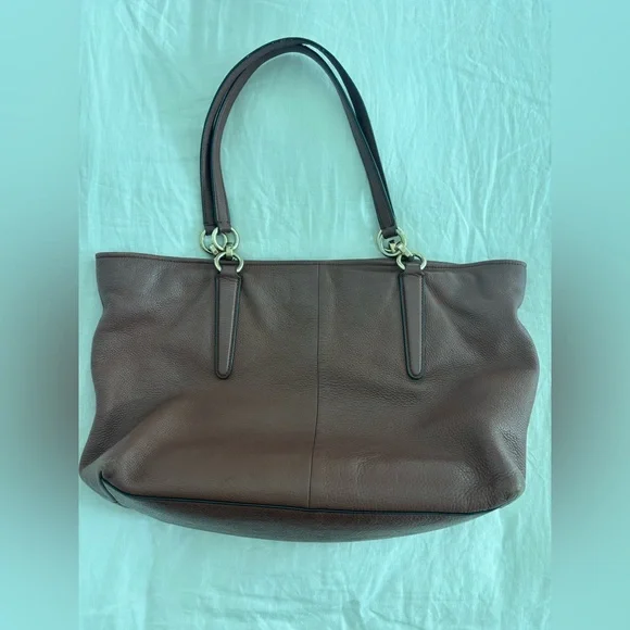 Beautiful Pebbled Leather Coach bag with Gold Details: - Picture 3 of 15